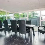 4 Star In Henne هين ستراند
