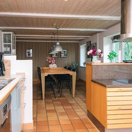 4 Star In Henne Feriehus