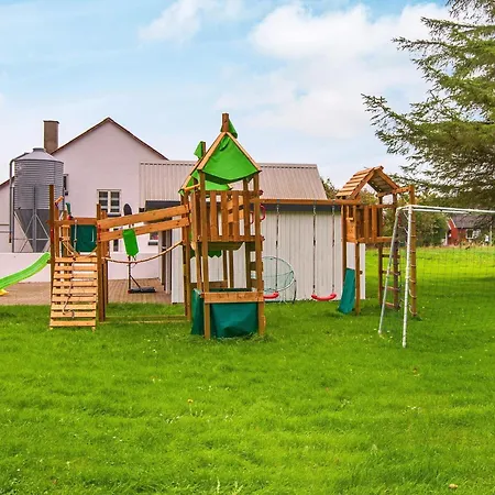 4 Star In Henne Feriehus *