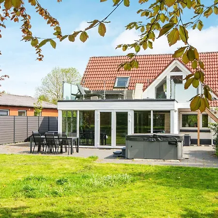 4 Star In Henne Feriehus Henne Strand