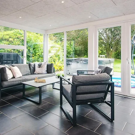 4 Star In Henne Henne Strand