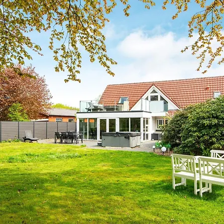 4 Star In Henne Feriehus *