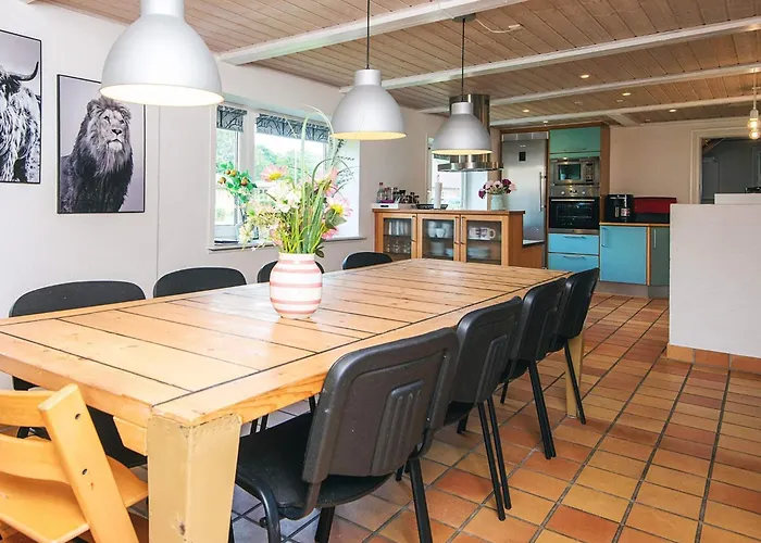 4 Star In Henne Feriehus *