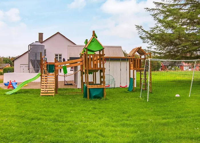 4 Star In Henne Feriehus *